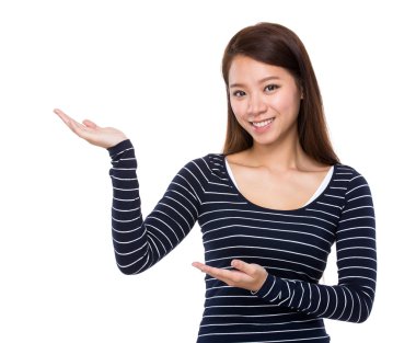 Çizgili kazaklı genç Asyalı womam