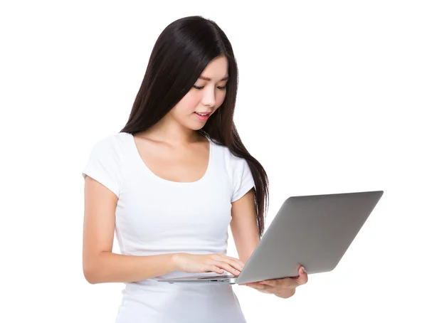 Mujer joven asiática en camiseta blanca — Foto de Stock