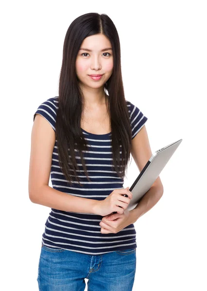 Азиатская девушка в полосатой футболке — стоковое фото