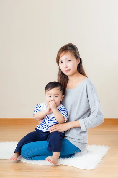 Aziatische jonge vrouw met haar zoon — Stockfoto