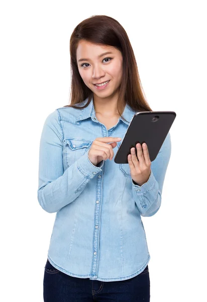 Asyalı kadın Tablet PC'yi kullanma — Stok fotoğraf