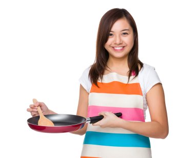 Genç Asyalı ev kadını önlük