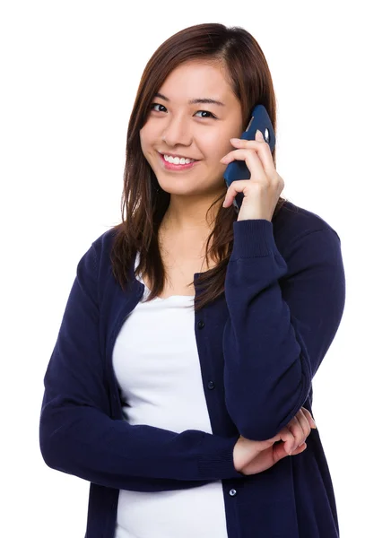 Asiatische junge Frau in blauer Strickjacke — Stockfoto