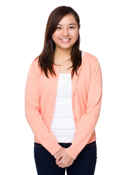 Азіатська молода жінка в рожевому кардигані — стокове фото