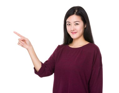 Kırmızı kazaklı Asyalı genç kadın