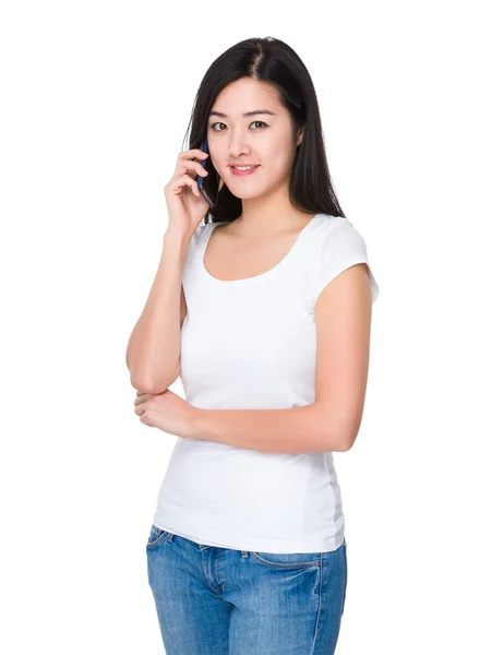 सफेद टी-शर्ट में युवा एशियाई महिला — स्टॉक फ़ोटो, इमेज