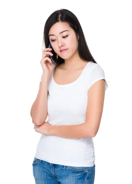 Asiatische junge Frau im weißen T-Shirt — Stockfoto