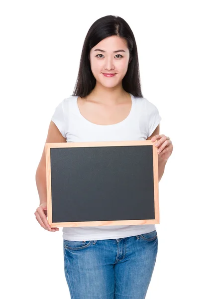 Asiatische junge Frau im weißen T-Shirt — Stockfoto