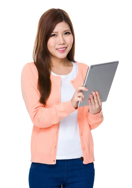 Aziatische jonge vrouw in roze vest — Stockfoto