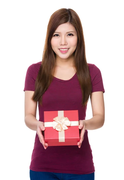 Asiatische junge Frau im roten T-Shirt — Stockfoto