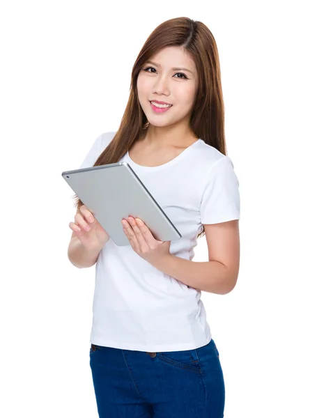 Beyaz t-shirt Asyalı genç kadın — Stok fotoğraf