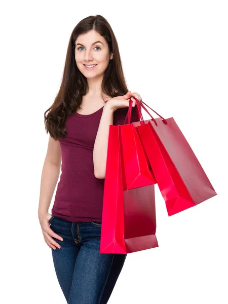 Kaukasische brunette vrouw in rode t-shirt — Stockfoto
