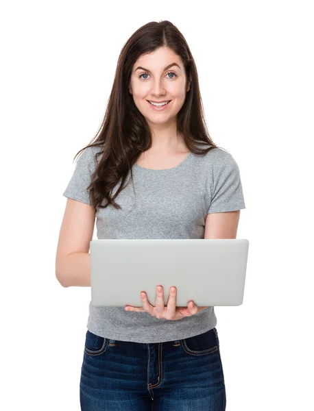 Kaukasische brunette vrouw in grijs t-shirt — Stockfoto