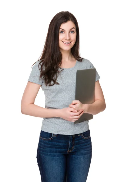 Mujer morena caucásica en camiseta gris — Foto de Stock