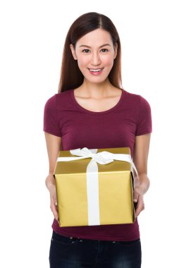 kırmızı t-shirt Asyalı genç kadın