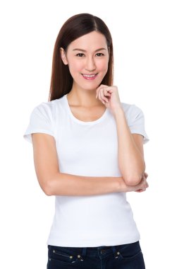 Beyaz t-shirt Asyalı genç kadın