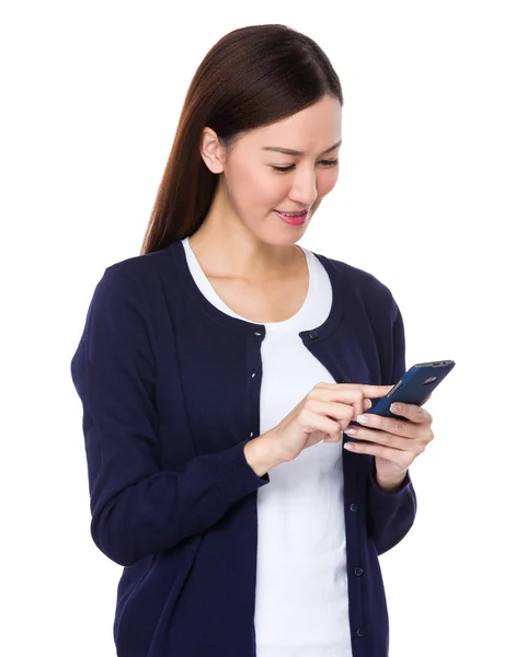 Asiatische junge Frau in blauer Strickjacke — Stockfoto