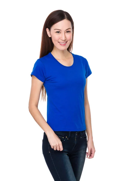Asyalı genç kadın mavi tişört içinde — Stok fotoğraf