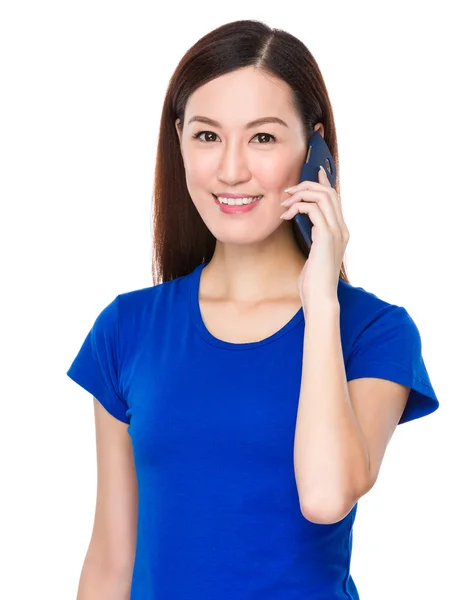 Asiatisk ung kvinde i blå t-shirt - Stock-foto