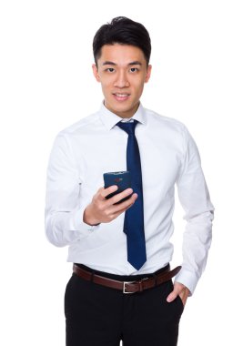 Beyaz gömlekli Asya yakışıklı işadamı