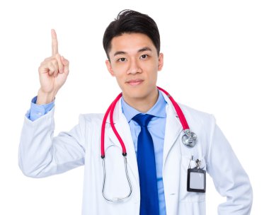 Genç Asyalı erkek doktor stetoskop ile