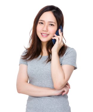 gri t-shirt genç Asyalı kadın