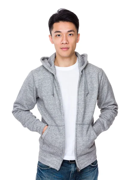 Asiático guapo hombre en gris sudadera con capucha — Foto de Stock