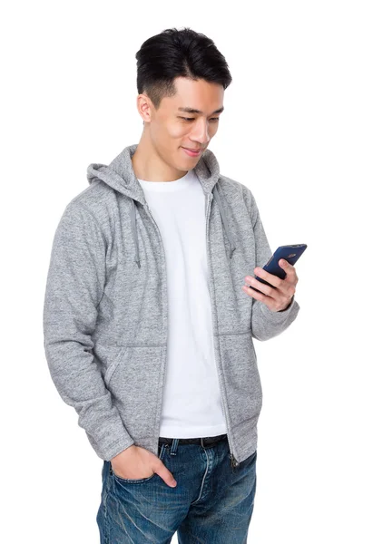 Asiático guapo hombre en gris sudadera con capucha — Foto de Stock