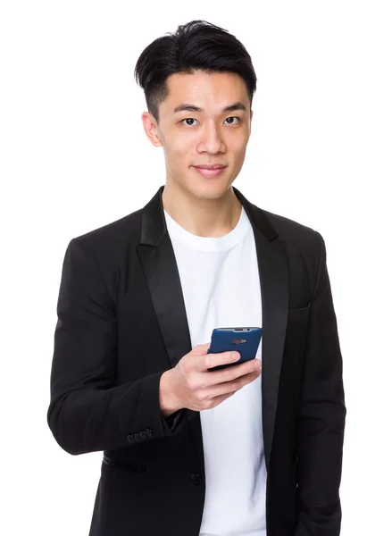 Молодой азиатский бизнесмен в черной куртке — стоковое фото