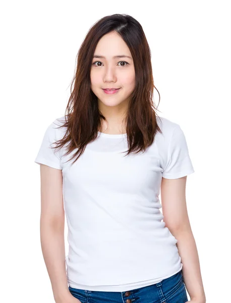 Giovane donna asiatica in bianco T-shirt — Foto Stock