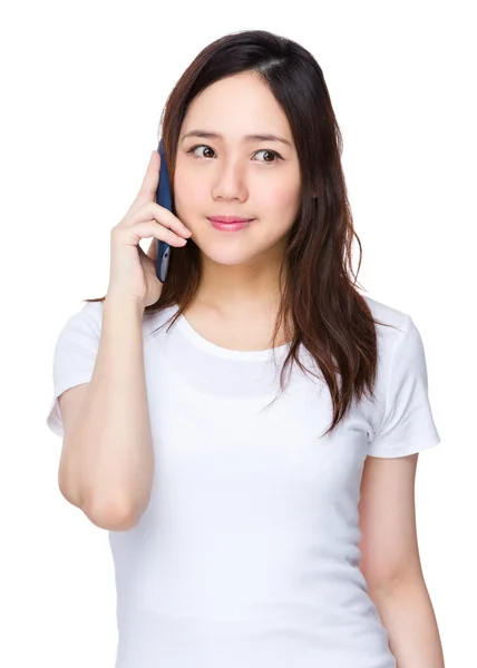 Jonge Aziatische vrouw in wit t-shirt — Stockfoto