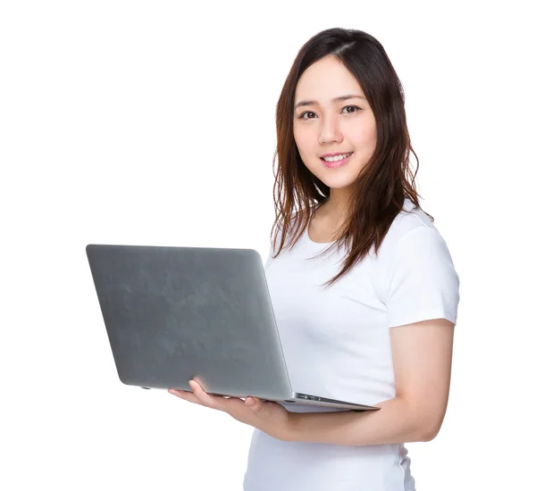 Junge Asiatin im weißen T-Shirt — Stockfoto