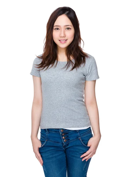 Jeune femme asiatique en t-shirt gris — Photo