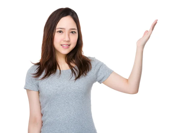 Joven mujer asiática en camiseta gris — Foto de Stock