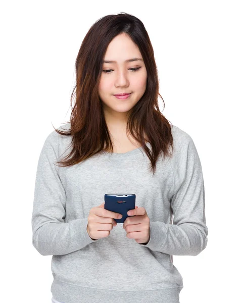 Joven mujer asiática en suéter gris — Foto de Stock