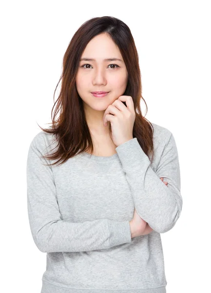 Νεαρή γυναίκα της Ασίας στο γκρι πουλόβερ — Φωτογραφία Αρχείου