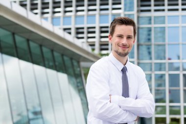 Beyaz tişörtlü beyaz yakışıklı işadamı
