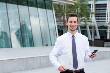 Beyaz tişörtlü beyaz yakışıklı işadamı