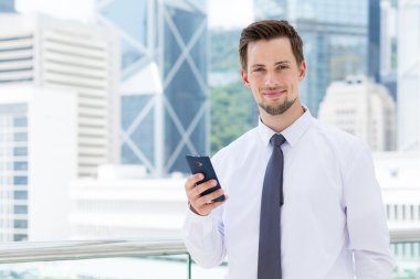 Beyaz tişörtlü beyaz yakışıklı işadamı