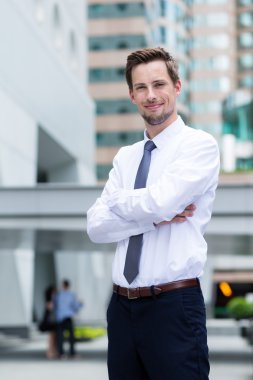 Beyaz tişörtlü beyaz yakışıklı işadamı