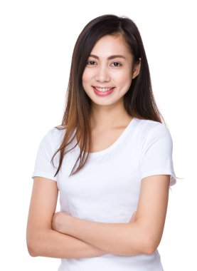 Beyaz t-shirt Asyalı genç kadın