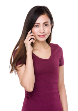 kırmızı t-shirt Asyalı genç kadın