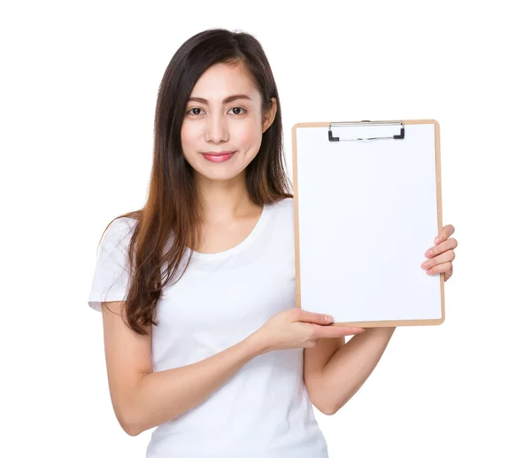 Mujer joven asiática en camiseta blanca — Foto de Stock