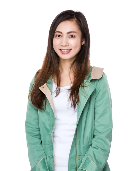 Азіатський молоду жінку в зелений пальто — стокове фото