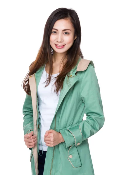 Asijská dívka v zeleném kabátě — Stock fotografie