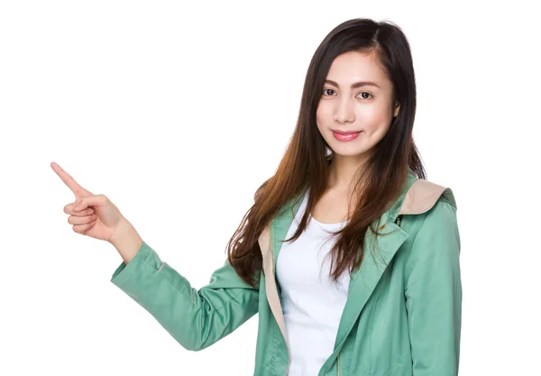 Asiática joven mujer en verde abrigo — Foto de Stock