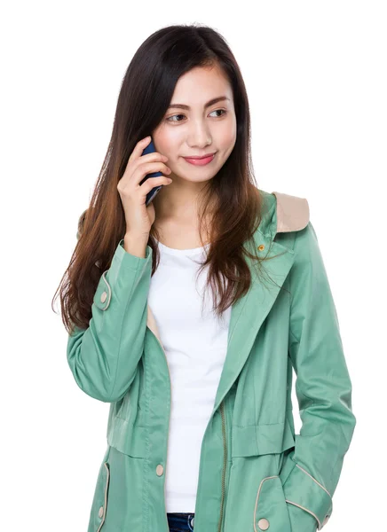 Aziatische jonge vrouw met groene vacht — Stockfoto