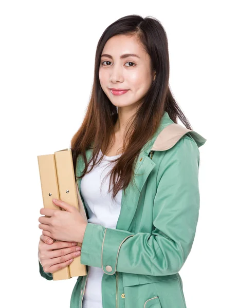 Asiática jovem mulher em casaco verde — Fotografia de Stock