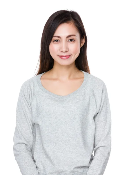グレーのセーターにアジアの若い女性 — ストック写真
