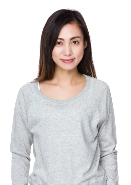 Asiatico giovane donna in grigio maglione — Foto Stock